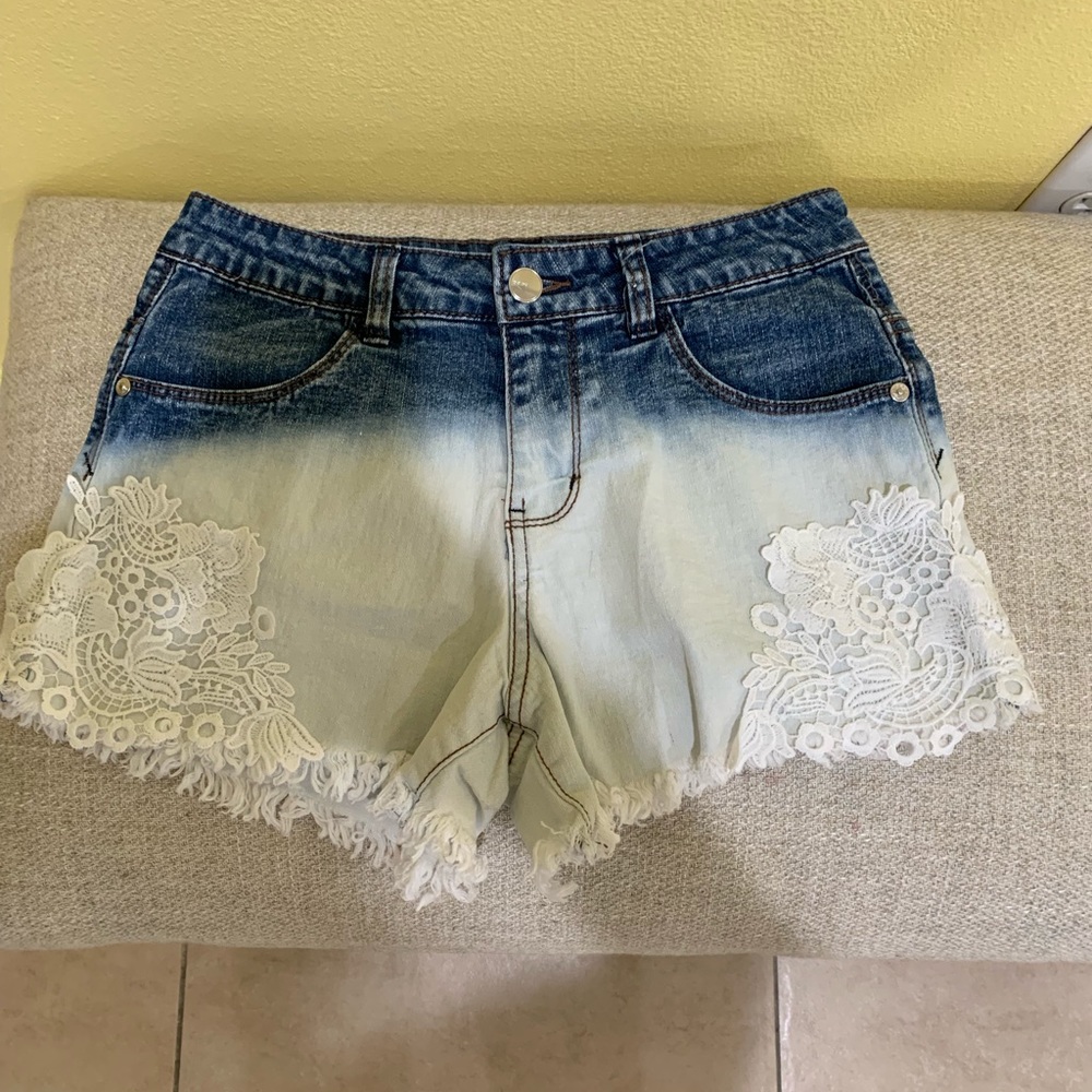 Shorts with pattern details on the sides